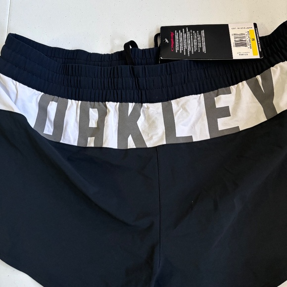 New $120 womens Oakley shorts various sizes - Picture 3 of 7